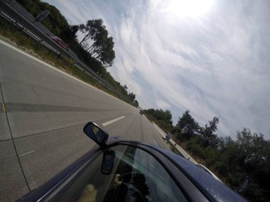 Otoyol yolda araba hız