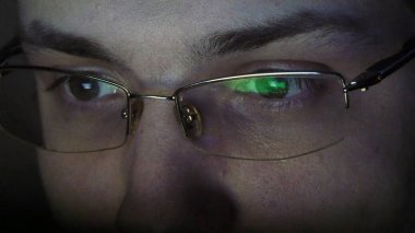 Adam dalga köpüğü enterne geceleri bardaklarda görüntüsünü kapatmak