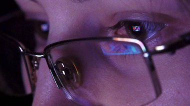 İnternet'te sörf geceleri gözlüklü kız görüntüsünü kapatmak