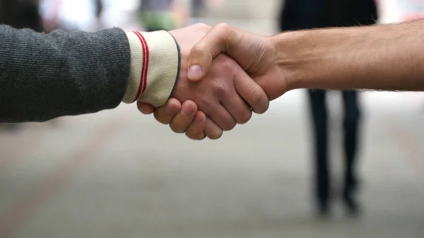 Mannelijke handen geven de sleutels aan de auto zijn vriend. — Stockfoto