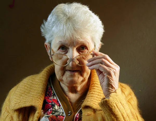 Πορτρέτο της μια ηλικιωμένη γυναίκα. Γκρο πλαν — Φωτογραφία Αρχείου