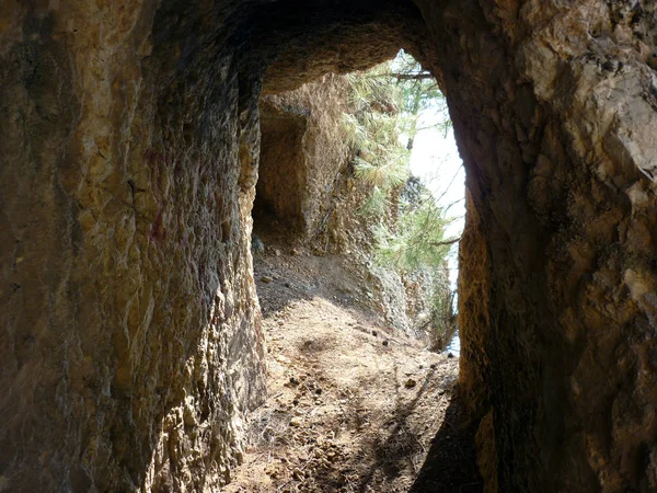 Mirando a través de una cueva. El camino angosto —  Fotos de Stock