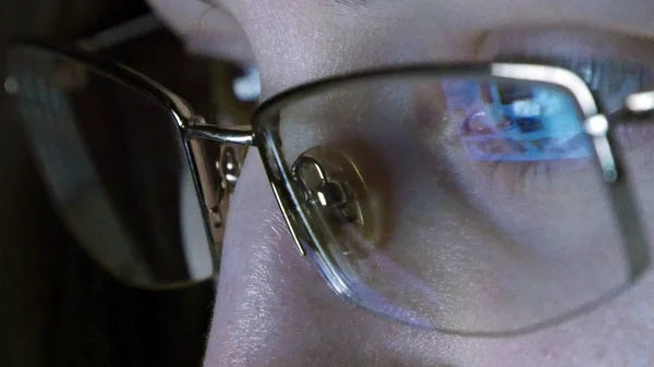 Close up colpo di ragazza in occhiali navigazione internet di notte — Foto Stock