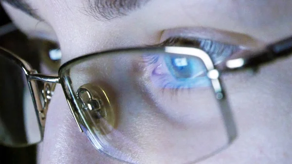 Close up colpo di ragazza in occhiali navigazione internet di notte — Foto Stock