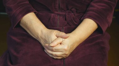 Erkek eller eski eller için bir hediye vermek, kapatmak.