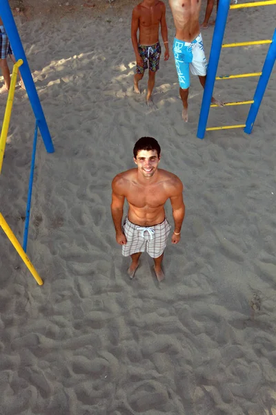 Joven en la playa — Foto de Stock