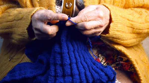 Grandmother knits a scarf — Stock Photo, Image