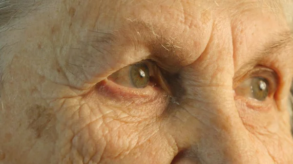 Närbild porträtt av en gammal kvinnas blick — Stockfoto