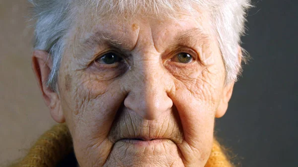 Portræt af en gammel kvinde. Nærbillede - Stock-foto