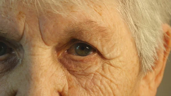 Retrato de cerca de una vieja mirada de mujer — Foto de Stock