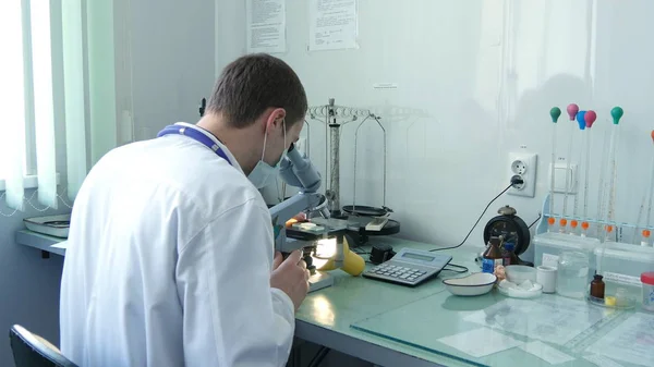 Läkare visning genom Mikroskop och leende — Stockfoto