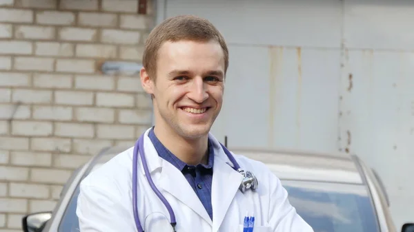 Portrait of young caucasian medical doctor smiling outdoor — Stock Photo, Image