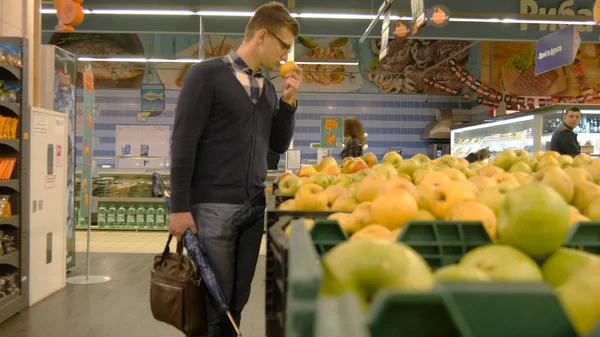 Человек выбирает продукты в гипермаркете — стоковое фото