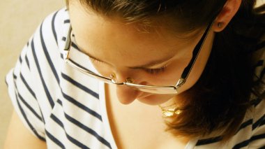 Yetişkinler ve çocuklar için boyama evde genç kız portresi çizer.