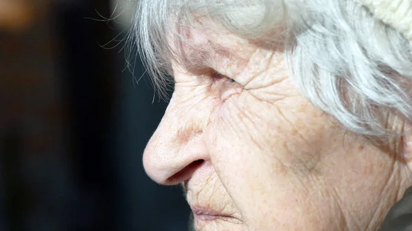 Profiel van:: oude sprekende vrouw. Close-up — Stockfoto