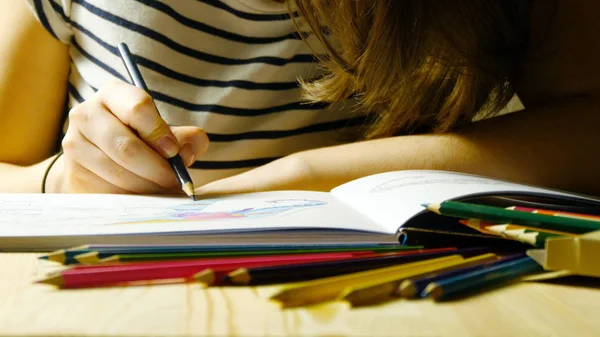 Eller yetişkin renklendirme kitap çizer. Yakın çekim — Stok fotoğraf