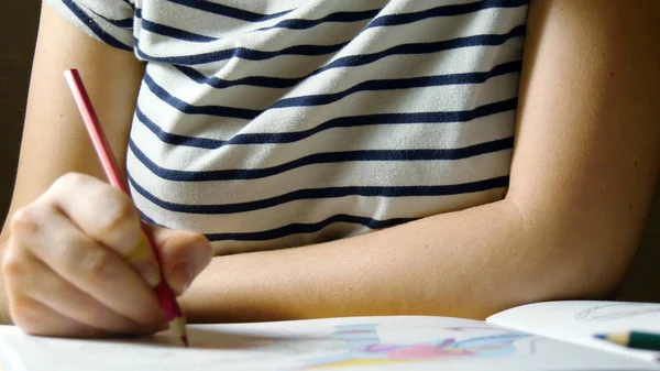 어린 소녀의 여가. 성인 색칠 하기 책 — 스톡 사진