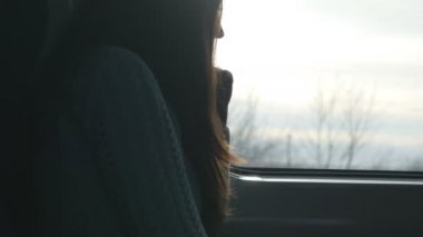 Genç kadın trende sürme sırasında pencere arıyorum. Çekici kız demiryolu üzerinde seyahat profili