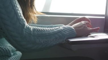 Tren içinde laptop klavye yazarak eller. Kadın demiryoluna seyahat sırasında arkadaşlarınızla sohbet. Dizüstü bilgisayar kullanan genç kız. Kol bir ileti yazdırır. Yakın çekim