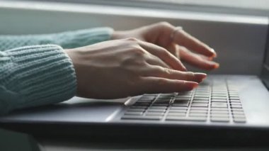 Tren içinde laptop klavye yazarak eller. Kadın demiryoluna seyahat sırasında arkadaşlarınızla sohbet. Dizüstü bilgisayar kullanan genç kız. Kol bir ileti yazdırır. Yakın çekim