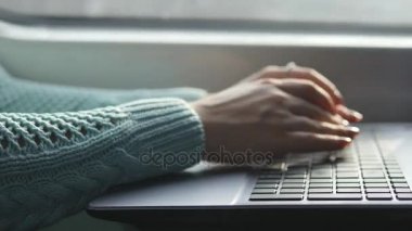 Tren içinde laptop klavye yazarak eller. Kadın demiryoluna seyahat sırasında arkadaşlarınızla sohbet. Dizüstü bilgisayar kullanan genç kız. Kol bir ileti yazdırır. Yakın çekim