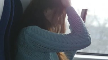 Kız ombing için demiryolu üzerinde seyahat sırasında saçlarını ayna gibi telefon bakarak. Güzel kadın trende, smartphone vasıl seyir sürmek ve onun saç modeli düzeltmek. Erkek selfie yapıyor