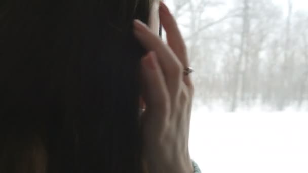 Молода жінка подорожує потягом і використовує мобільний телефон. Жіноча рука надсилає повідомлення зі смартфона. Рука дівчини спілкується з друзями. крупним планом — стокове відео