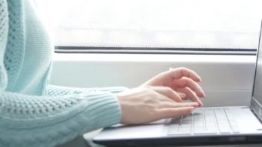 Tren içinde laptop klavye yazarak eller. Kadın demiryoluna seyahat sırasında arkadaşlarınızla sohbet. Dizüstü bilgisayar kullanan genç kız. Kol bir ileti yazdırır. Yakın çekim