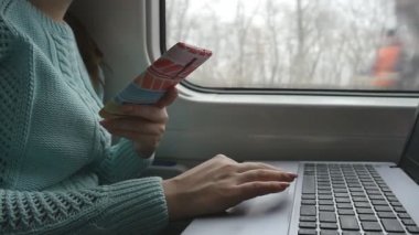 Touchpad laptop pc ve smartphone içinde treniyle eller. Kol genç kadının üzerinde demiryolu seyahat sırasında dokunmatik dizüstü dokunmadan. yakın çekim. Ağır çekim
