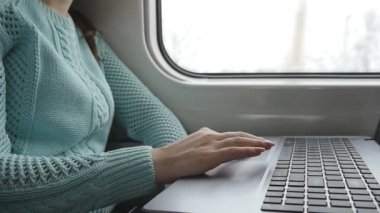 Touchpad laptop PC treniyle eller. Kol genç kadının üzerinde demiryolu seyahat sırasında dokunmatik dizüstü dokunmadan. yakın çekim. Ağır çekim