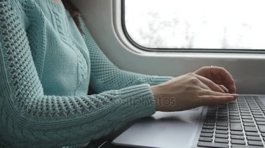 Touchpad laptop PC treniyle eller. Kol genç kadının üzerinde demiryolu seyahat sırasında dokunmatik dizüstü dokunmadan. yakın çekim. Ağır çekim