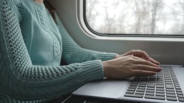 Touchpad laptop PC treniyle eller. Kol genç kadının üzerinde demiryolu seyahat sırasında dokunmatik dizüstü dokunmadan. yakın çekim. Ağır çekim