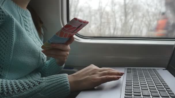 鉄道でラップトップ pc とスマート フォンのタッチパッドを使用して女性の手。鉄道で旅行中にノートブックのタッチ スクリーンに触れる若い女性の腕。クローズ アップ。スローモーション — ストック動画