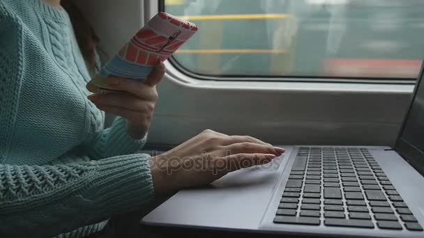 Las manos femeninas utilizando el panel táctil de la PC portátil y el teléfono inteligente en tren. Brazo de mujer joven tocando la pantalla táctil del cuaderno durante el viaje en ferrocarril. De cerca. Movimiento lento — Vídeo de stock