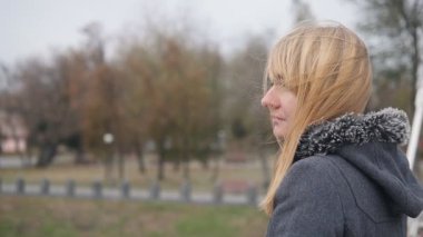 Genç kız sokakta ayakta ve ellerini losyonları. Çekici kadın açık profil kurmak kapatın