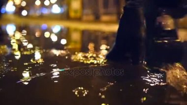 Çamurlu su birikintisi içine adım ve sıçrama yapma kadının bacak yavaş devinim atış kapatın