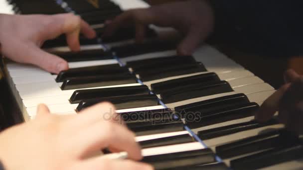 Manos de pianista tocando piano de cola. Detalles 4K — Vídeos de Stock