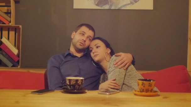 Romântico jovem casal sentado em um café em uma mesa beber café e falar. Dolly... — Vídeo de Stock
