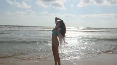 Genç güzel kız hayattan zevk ve deniz sahilinde eğleniyor. Mutlu kadın bikini ve Okyanusu yakınlarındaki Sahilde yürüyüş gömlek. Yaz tatili ya da tatil. Yakın çekim