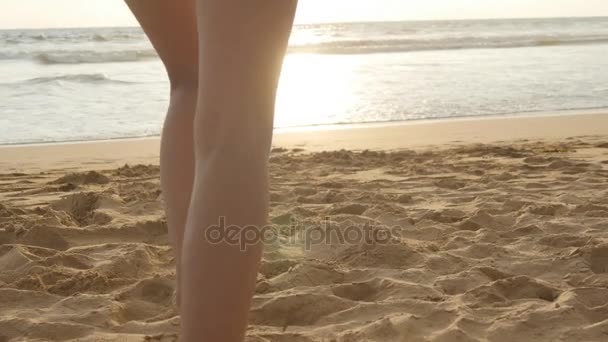 Młoda kobieta szczęśliwy szal uruchomiona na ocean plaża o zachodzie słońca. Dziewczynka korzystających lato. Kobieta w bikini z latania szalik w rękach jogging na brzegu morza. Z bliska — Wideo stockowe