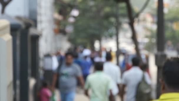 Desfocado pessoas irreconhecíveis andando na cidade. Pedestres a entrar na baixa. Fora de foco de fundo da movimentada cidade grande com pessoas indo ao longo da rua. Movimento lento — Vídeo de Stock