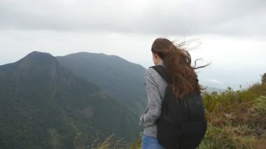 Genç kadın turist dağlarda güzel manzarayı sırt çantası ile. Güzel Kanyon kenarında duran ve doğa arayan kadın seyahat. Ağır çekim yakın çekim