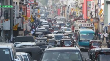 Kandy, Sri Lanka - Şubat 11, 2017:Asian trafik. Hareketli arka plan birçok kişi ve araba ile büyük şehir. Yakın çekim