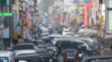 Bulanık tanınmayan insanlar şehir merkezi etrafında yürüyor. Otomobil sürücüsü kasabasında yollarda. Odak dışında hareketli bir zemin olduğunu yoğun trafiği olan büyük şehir