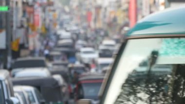 Bulanık tanınmayan insanlar şehir merkezi etrafında yürüyor. Otomobil sürücüsü kasabasında yollarda. Odak dışında hareketli bir zemin olduğunu yoğun trafiği olan büyük şehir