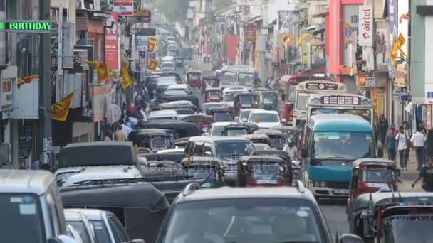 KANDY, SRI LANKA - 11 DE FEBRERO DE 2017: Tráfico asiático. Antecedentes de bulliciosa gran ciudad con muchas personas y coches. De cerca. — Vídeo de stock