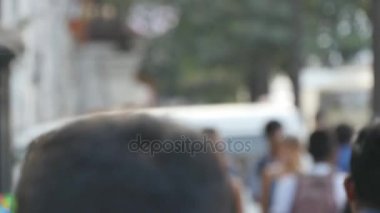 Bulanık tanınmayan insanlar şehir merkezi etrafında yürüyor. Odak dışında hareketli bir zemin olduğunu yoğun trafiği olan büyük Hint şehir