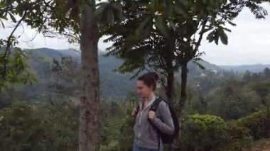 Kadın uzun yürüyüşe çıkan kimse tropikal Dağı yolda gidiyor. Genç kadın turist ile güzel doğa manzara arka plan, iz Dağları'nda, yürüme sırt çantası ile. Sağlıklı aktif yaşam tarzı. Seyahat kavramı