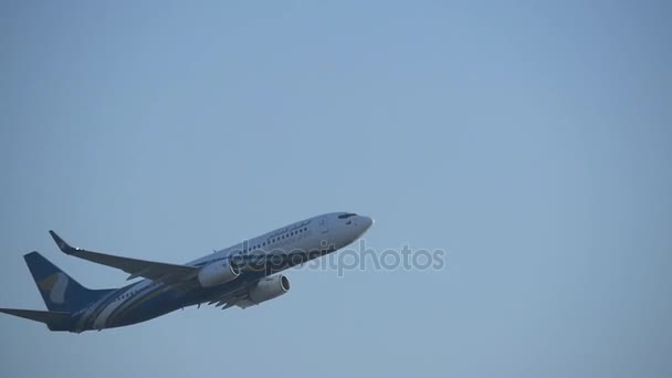 DUBAI, EMIRADOS ARAB UNIDOS - 10 de março de 2017: Avião de passageiros voa através do céu azul. O avião está a descolar. Aeronaves atravessando belo céu matutino. Lento movimento Fechar — Vídeo de Stock