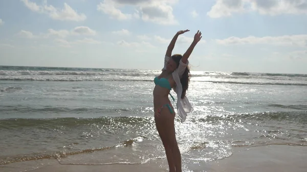 Mooi meisje genieten van het leven en plezier op de kust. Gelukkige vrouw in bikini en shirt wandelen op het strand in de buurt van de Oceaan. Zomervakantie of vakantie. Close-up — Stockfoto